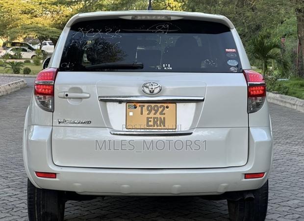 Toyota Vanguard 2010 White