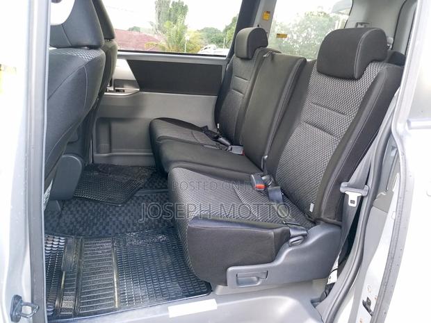 Toyota Noah 2.0 143hp AWD (7 Seater) 2009 Silver