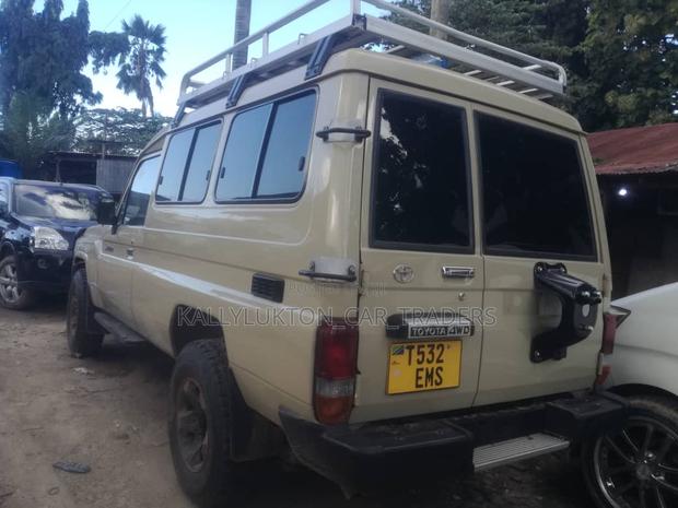 Toyota Land Cruiser 2002 Gold