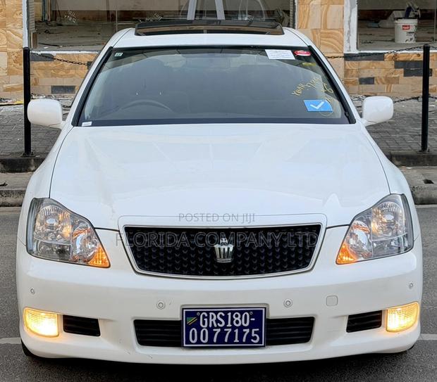 Toyota Crown 2006 White