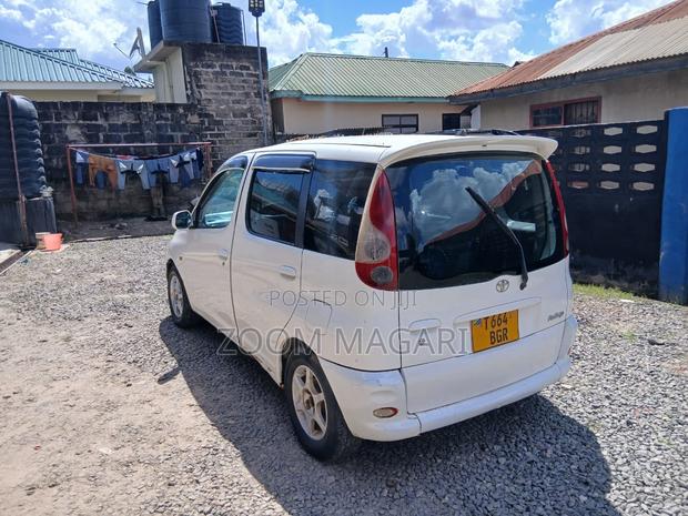 Toyota Fun Cargo 2003 White