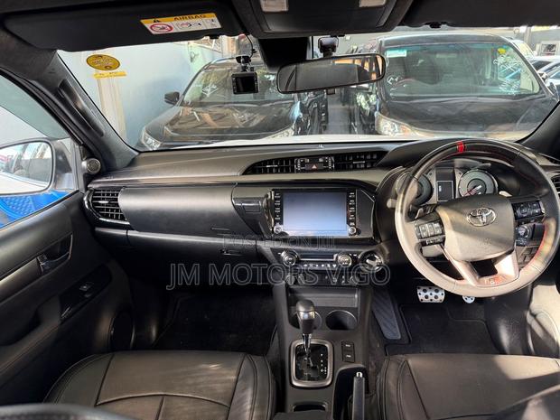 Toyota Hilux 2022 White