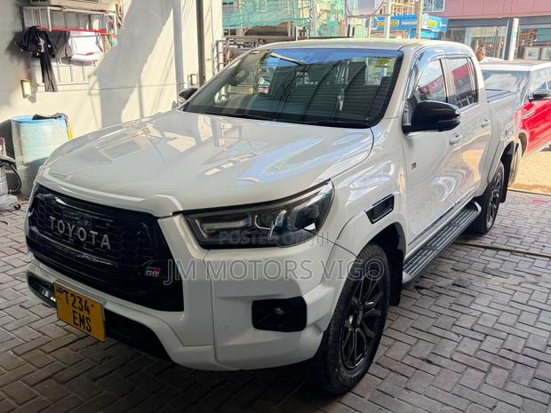 Toyota Hilux 2022 White