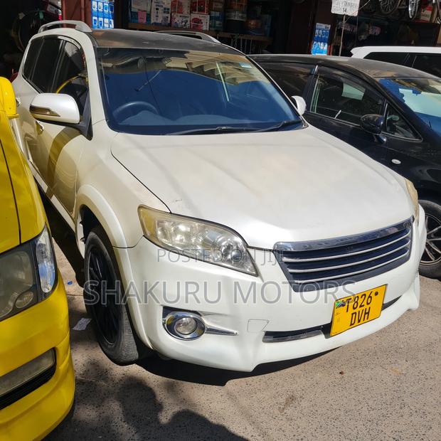 Toyota Vanguard 2011 White