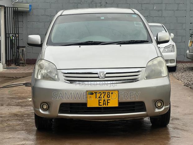 Toyota Raum 2009 Silver