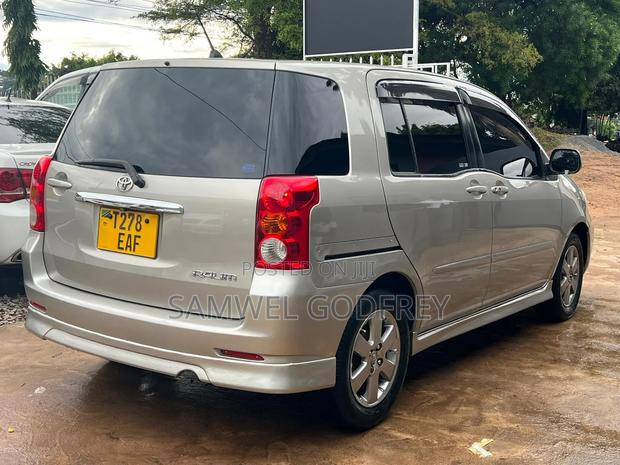 Toyota Raum 2009 Silver