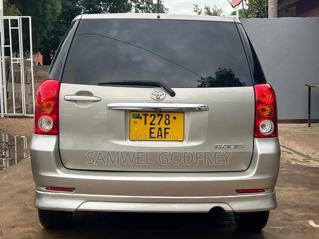 Toyota Raum 2009 Silver