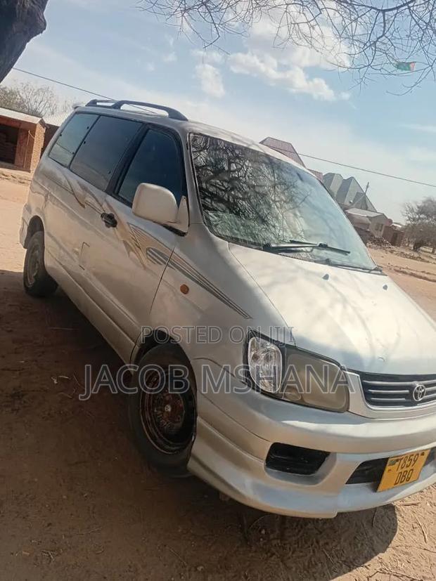 Toyota Noah 2002 Silver