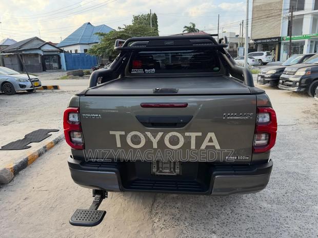 Toyota Hilux 2022 Gray