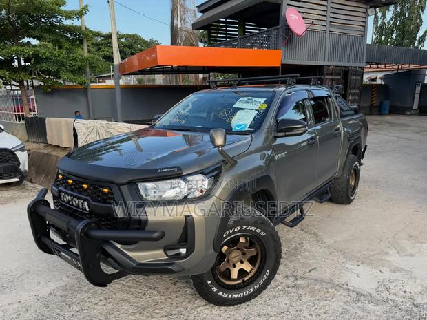 Toyota Hilux 2022 Gray