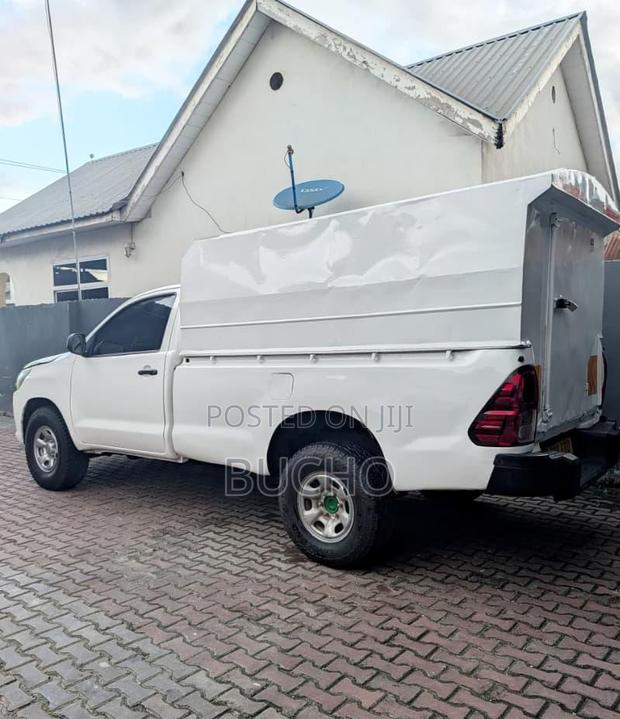 Toyota Hilux 2010 White