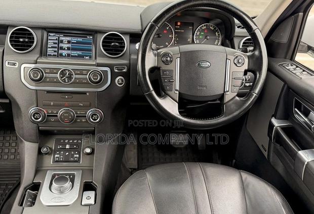 Land Rover Discovery 2014 White