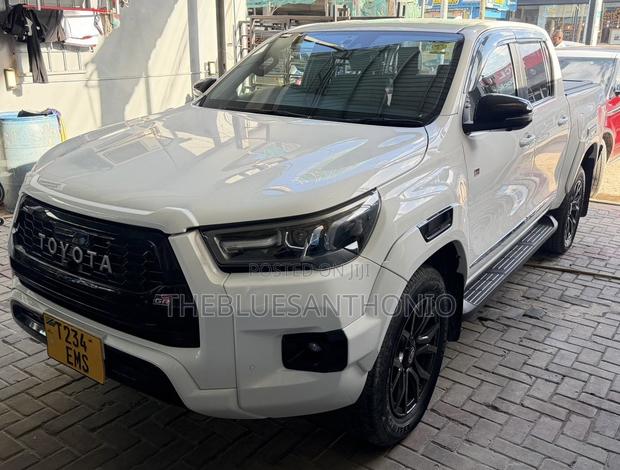 Toyota Hilux 2023 White