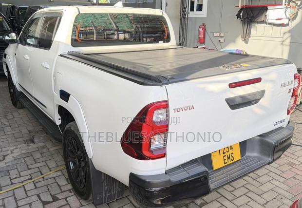 Toyota Hilux 2023 White