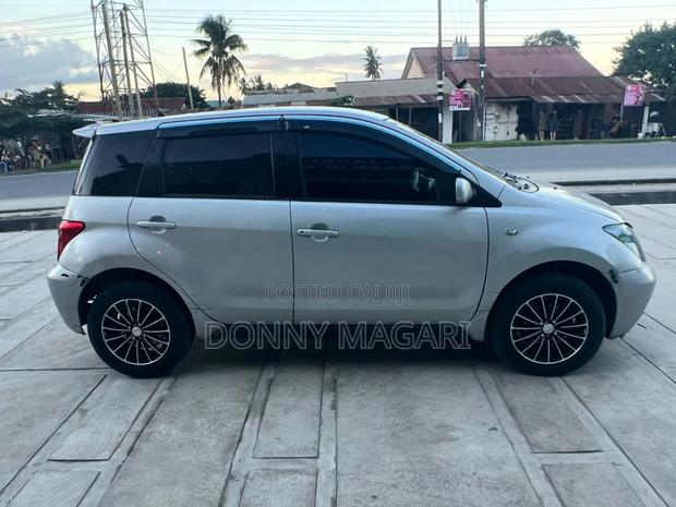Toyota IST 2004 Silver