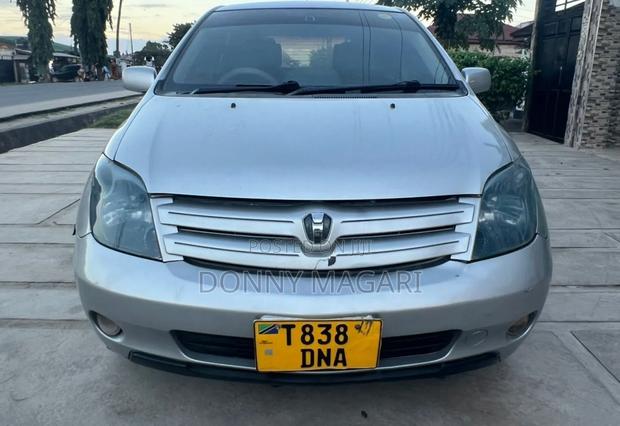 Toyota IST 2004 Silver