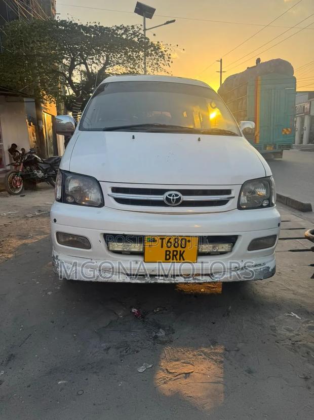 Toyota Noah 2.0 FWD (8 Seater) 2005 White