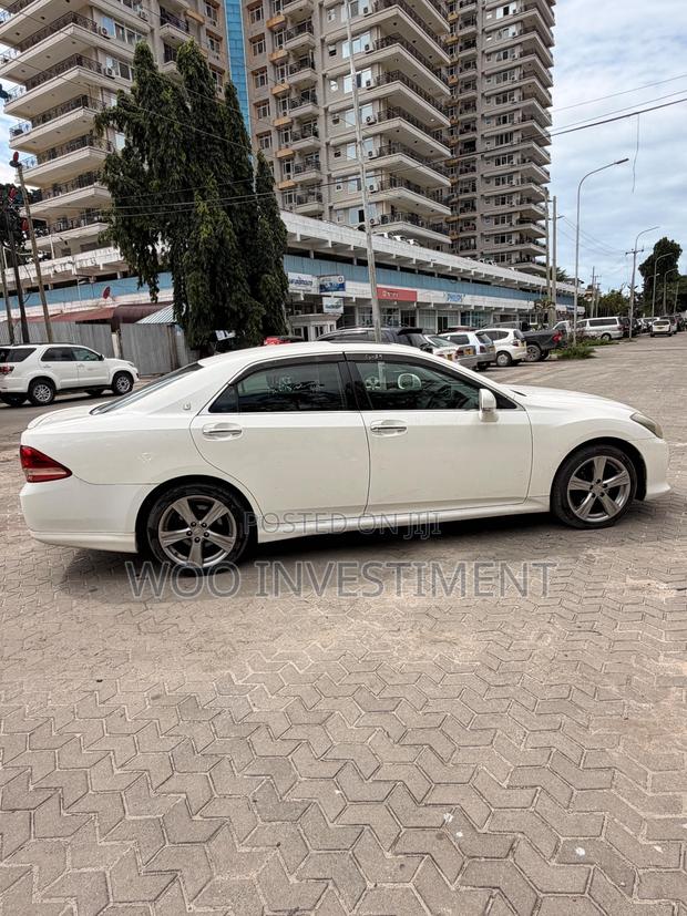 Toyota Crown 2009 White