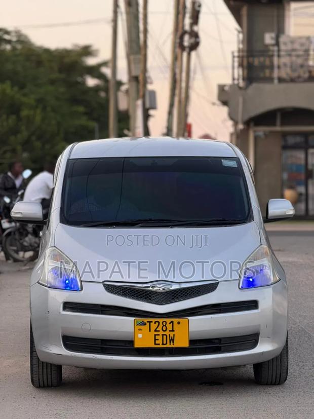 Toyota Ractis 1.3 FWD 2008 Silver