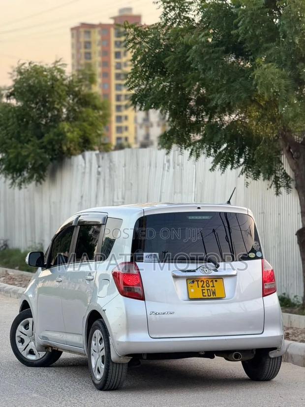 Toyota Ractis 1.3 FWD 2008 Silver