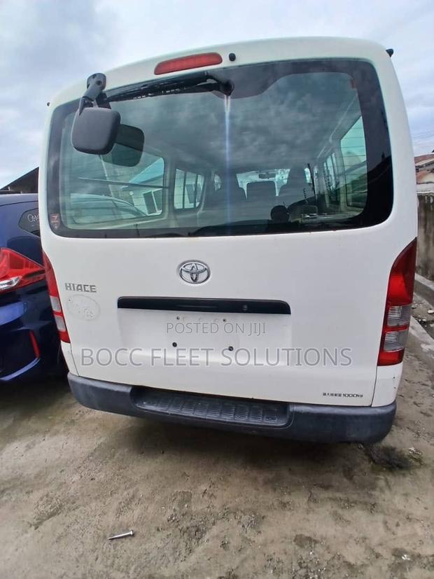 Toyota HiAce 220 2007 White