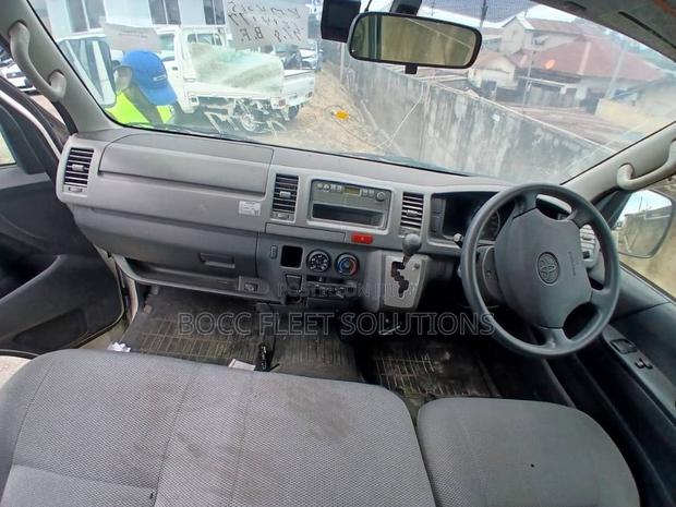 Toyota HiAce 220 2007 White