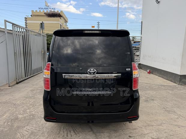 Toyota Noah 2.0 143hp FWD (7 Seater) 2008 Black