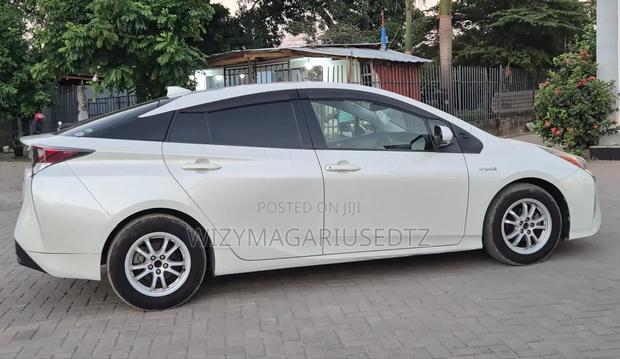 Toyota Prius 2017 Off white