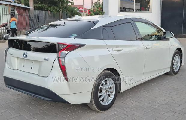 Toyota Prius 2017 Off white