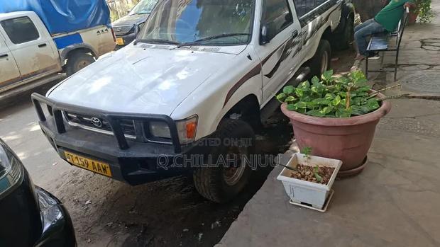 Toyota Hilux 1999 White