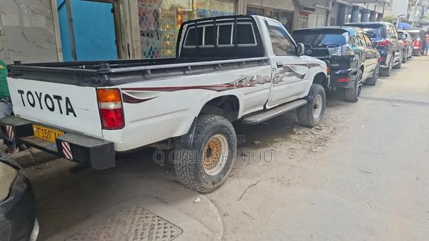 Toyota Hilux 1999 White