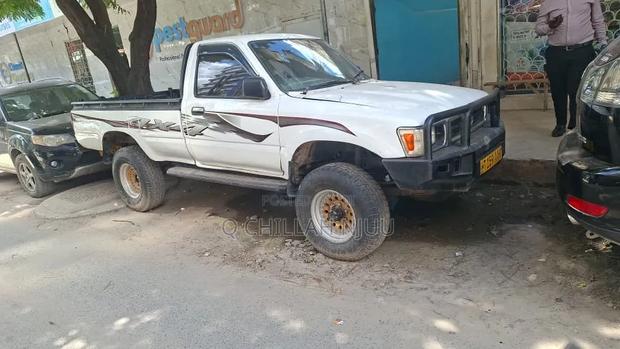 Toyota Hilux 1999 White
