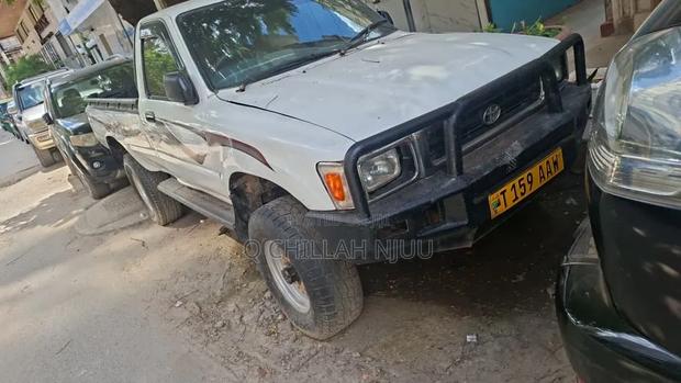 Toyota Hilux 1999 White