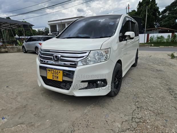 Honda Stepwgn 2012 White