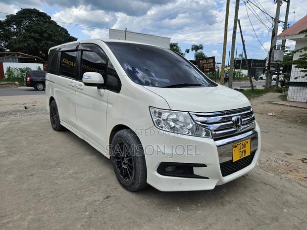 Honda Stepwgn 2012 White