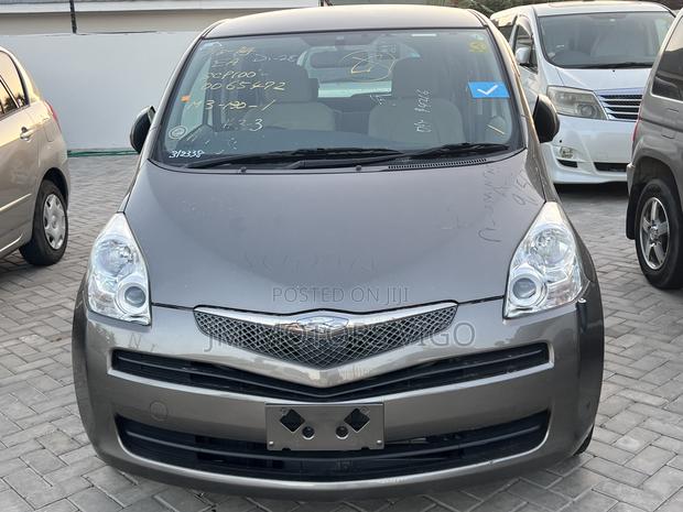 Toyota Ractis 2008 Gray