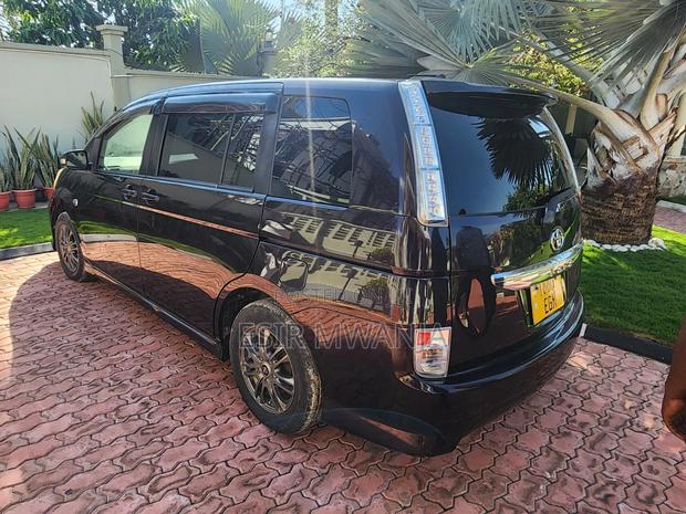Toyota ISIS 2012 Maroon