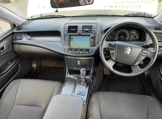 Toyota Crown 2010 White