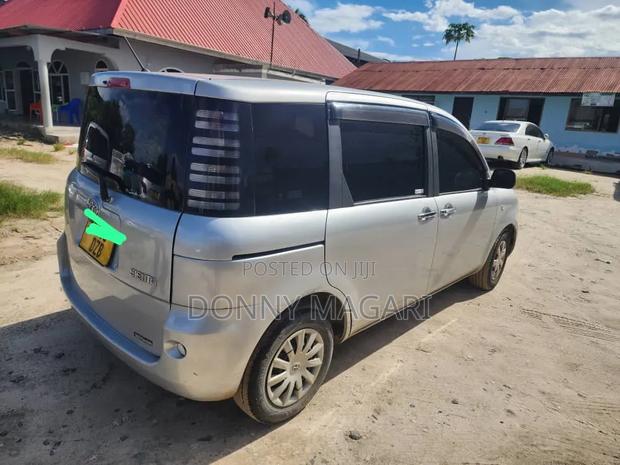 Toyota Sienta 2005 Silver