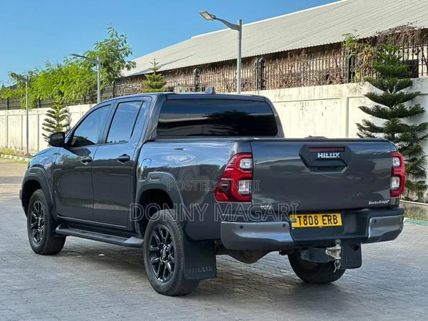 Toyota Hilux 2023 Gray