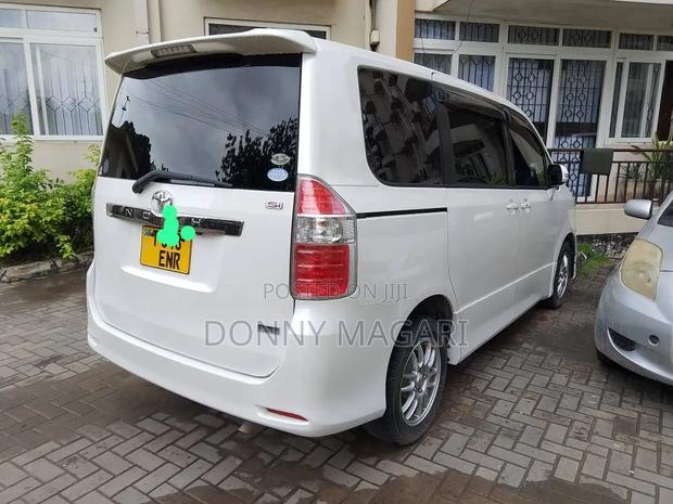 Toyota Noah 2009 White