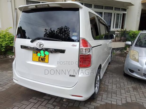 Toyota Noah 2009 White