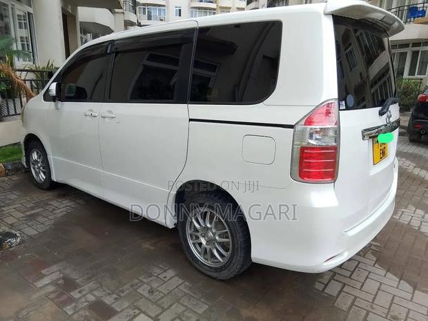 Toyota Noah 2009 White