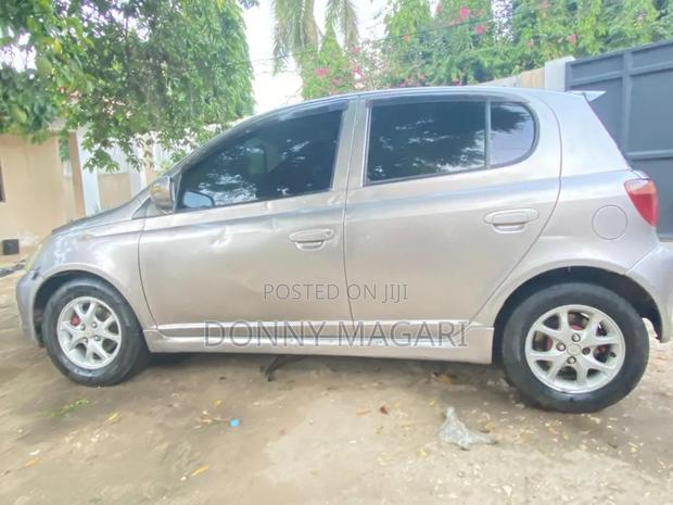 Toyota Vitz 2005 Silver