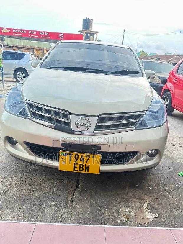 Nissan Tiida 2010 Gold