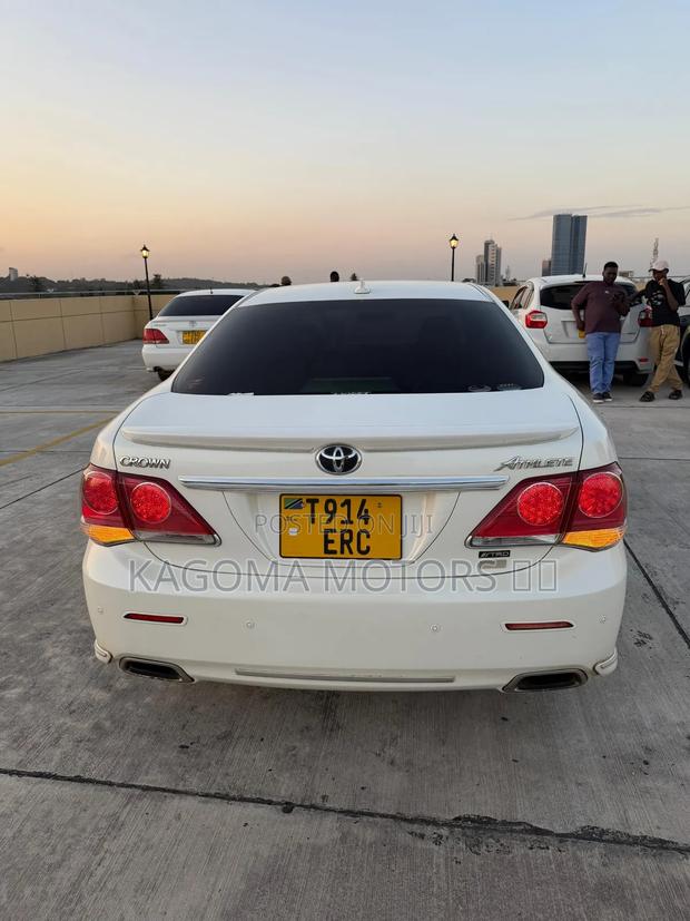 Toyota Crown 2010 White