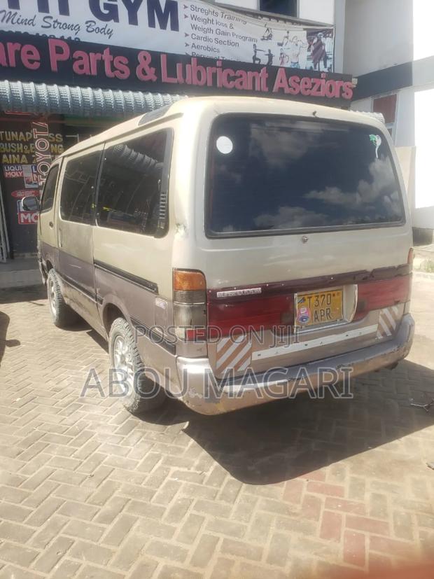 Toyota HiAce 2002 Gold