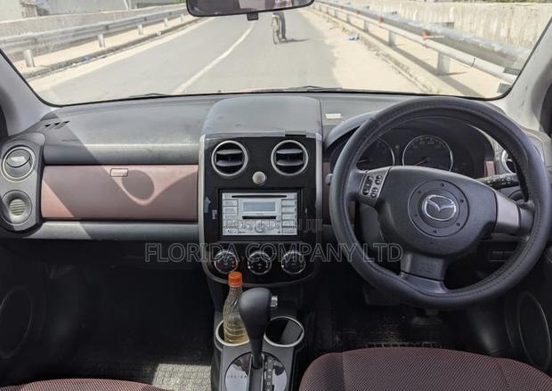 Mazda Verisa 2009 Orange