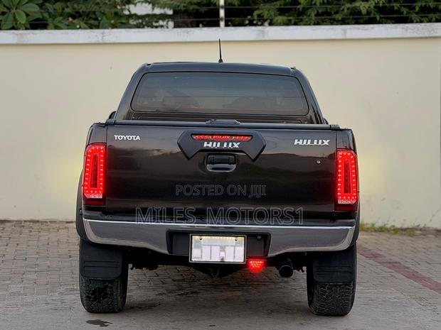 Toyota Hilux 2012 Black