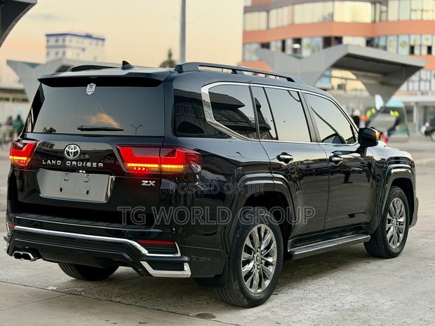 Toyota Land Cruiser LC300 2024 Black